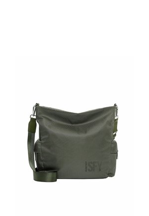 Bolso de hombro de tela texturizada verde oscuro con correa ajustable y letras sutiles de la marca cerca de la esquina inferior derecha.