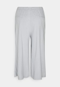Pantalons culottes gris clair avec une taille élastique, dotés de deux poches arrière, d'une coupe ample et d'une texture lisse et douce.
