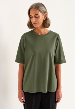 Olivgrön kortärmad T-shirt i mjukt material, med rund halsringning och avslappnad passform, samt rena sömmar.