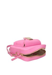 Borsa a tracolla in pelle rosa con un design strutturato, hardware dorato, scomparti con zip e una patta superiore piatta. Texture liscia e linee pulite.