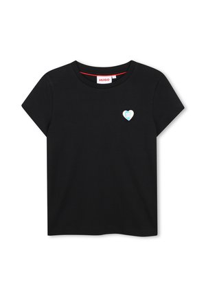 T-shirt noir à manches courtes avec col rond et petite pièce blanche en forme de cœur sur la poitrine gauche avec détails bleu clair.