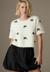 Next SHORT SLEEVE CREW NECK - Navadna majica - white with black bows