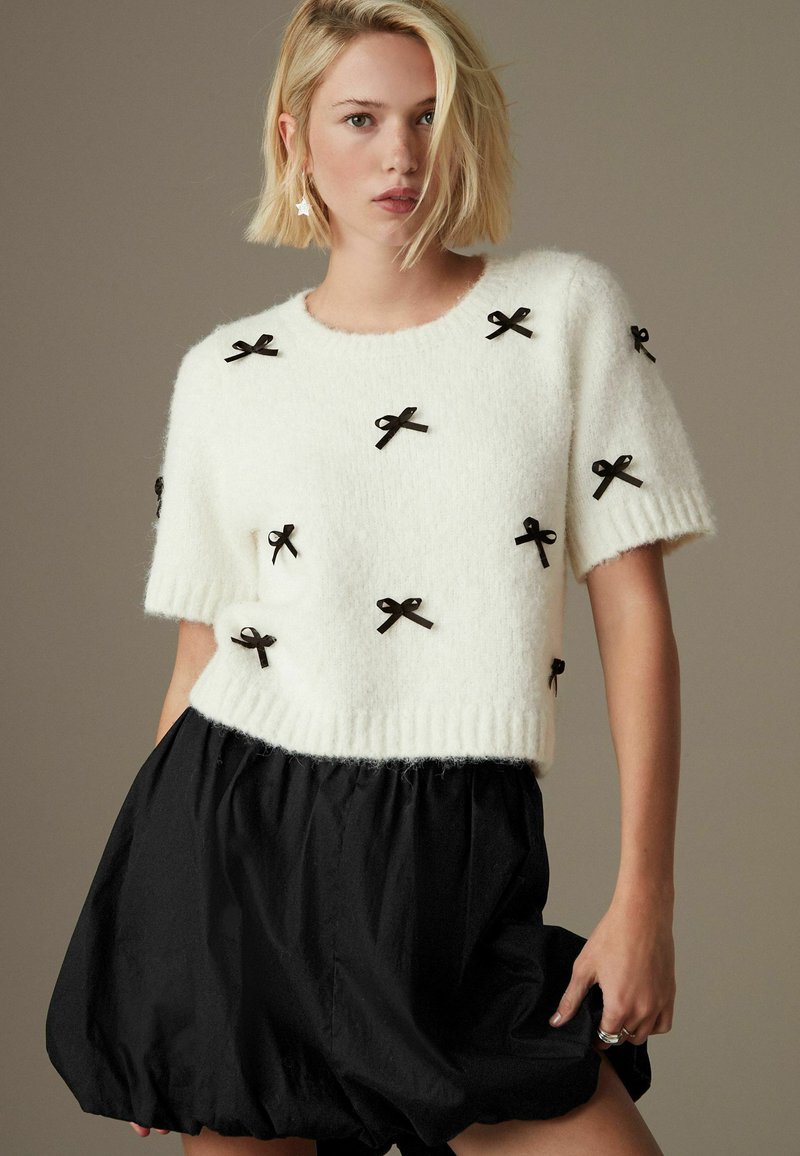 Next SHORT SLEEVE CREW NECK - Navadna majica - white with black bows