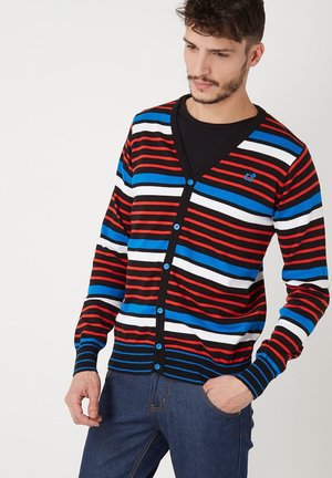 Cárdigan a rayas en negro, rojo y azul, con un escote en V, botones en la parte delantera y mangas largas. Tejido suave con puños acanalados.