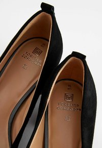Next FOREVER COMFORT LOW BLOCK REGULAR WIDE FIT - Klassikalised kontsakingad - black toe cap