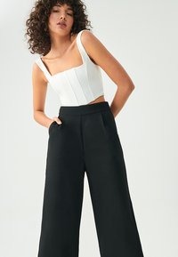 BWLDR MIA - Kelnės - black