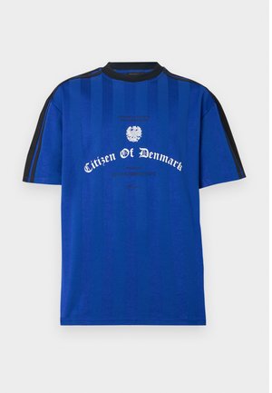 Blauw T-shirt met verticale strepen, zwarte accenten op de mouwen en witte geprinte tekst "Burgemeester van Denemarken." Zachte stoftextuur.