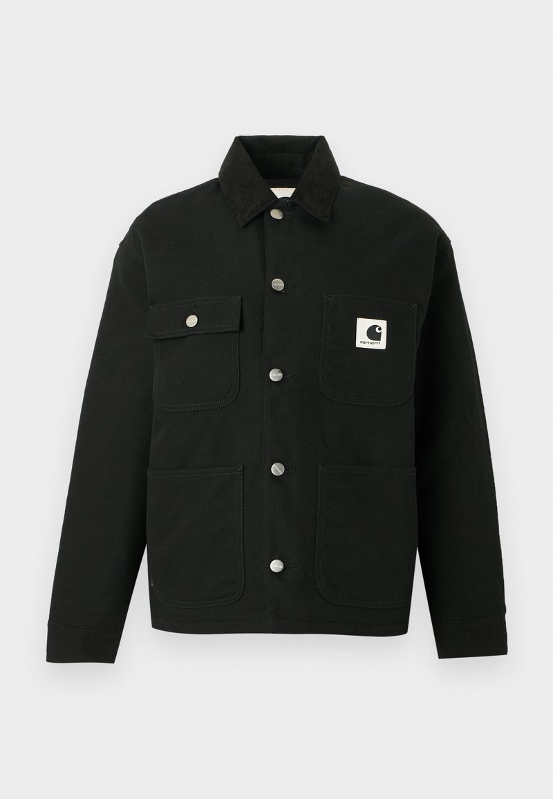 Chaqueta negra con cierre de botones, cuatro bolsillos delanteros, botones de metal, cuello de pana y un parche con el logo blanco de Carhartt en el bolsillo superior derecho.