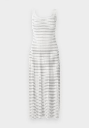 Fehér maxi ruha, melynek felső része testhezálló és az alja fodros. Vízszintes kék csíkokkal és bordázott textúrával rendelkezik, vékony vállpántokkal.
