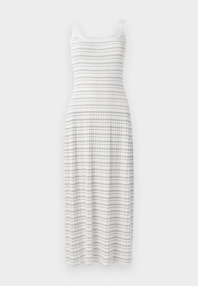 Weißes Maxikleid mit tailliertem Oberteil und weit ausgestellt Rock. Es hat horizontale blaue Streifen und eine gerippte Textur, sowie dünne Schulterträger.