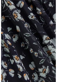 Tissu foncé avec un motif floral comprenant des fleurs bleu clair aux centres orange et des feuilles vertes sur des tiges fines noires.