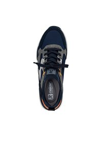 Marineblau und graue Sneaker mit Schnürdesign, aus synthetischem Material, strukturierten Akzenten und kontrastierenden orangefarbenen Details an der Ferse.
