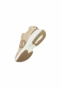 Zapatilla beige con parte superior de ante y malla, entresuela blanca, suela de goma texturizada y una lengüeta en el talón. Detalle de logo redondo en el lado.