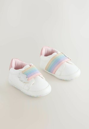 Weiße Kleinkindschuhe mit einem pastellfarben gestreiften Stoffband, rosa Akzenten und einer wolkenförmigen Verzierung an der Seite. Geriffelte Gummisohle.