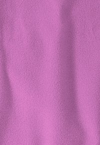 Tessuto in pile di un viola brillante, caratterizzato da una texture morbida con una superficie leggermente spazzolata e sottili variazioni di tonalità.