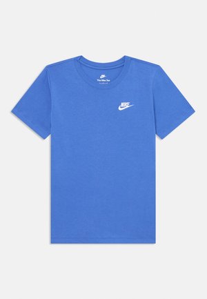 T-shirt Nike bleu à manches courtes avec logo Nike blanc sur la poitrine gauche, col rond et devant uni sur fond gris clair.