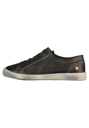 Zapatillas de cuero negro con un perfil bajo, con costuras tonales, suela de goma gris y un pequeño acento de logo rojo en el talón.