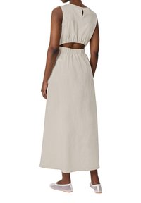Robe sans manches beige clair avec un dos découpé, taille élastique et jupe longue. Présente un tissu texturé et un design minimaliste.