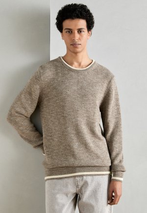 REGULAR FIT CREWNECK - Strikkegenser - golden brown