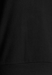 Svart tyg med en mjuk, slät textur; visas i en solid färg utan mönster eller detaljer. Har en ren, jämn finish.