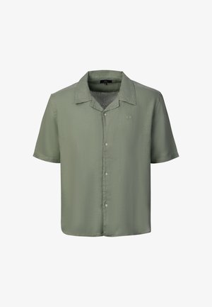 Koszula z krótkim rękawem na guziki w jasnym oliwkowym zielonym kolorze, z kołnierzykiem i subtelnym haftowanym logo na lewej piersi.