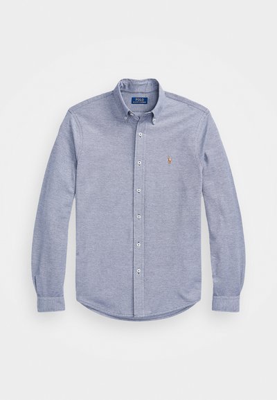 Lichtblauw button-up shirt van katoen. Heeft een puntige kraag, lange mouwen en een klein geborduurd logo op de linkerborst.
