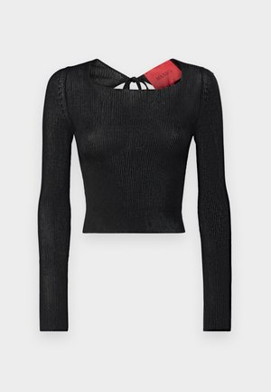 Top nero a maniche lunghe e cropped con texture a coste. Presenta un colletto rotondo e un dettaglio con lacci sul retro, con un'etichetta rossa visibile.