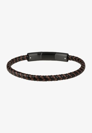 Bruin en zwart gevlochten leren armband met een gladde zwarte metalen sluiting, voorzien van twee kleine zilveren accenten op de randen van de sluiting.