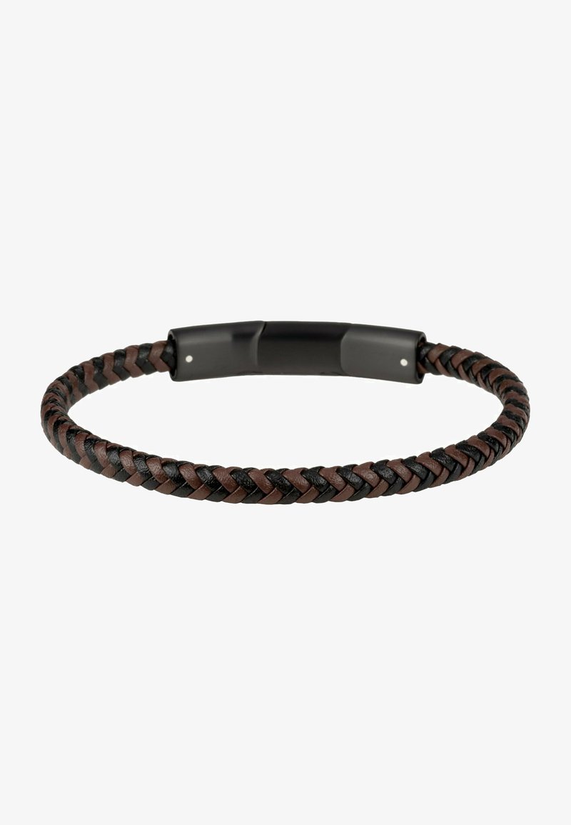 Brun og sort fletlæderarmbånd med en glat sort metallås, der har to små sølv detaljer på kanten af låsen.