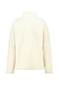 Maglione in pile color crema, con colletto alto, superficie texturizzata e cucitura orizzontale sulla schiena. Senza tasche o elementi metallici visibili.