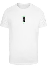 Hvid bomulds t-shirt med et centralt grafisk motiv i sort og grøn tekst, med krydsede saksikoner ovenfor og en diamantform nedenfor.