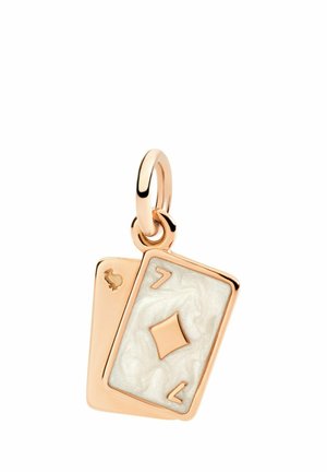 Roségold-Anhänger, der zwei sich überlappende Spielkarten darstellt; die Vorderkarte ist die Sieben der Karo mit perlenartigem Finish.