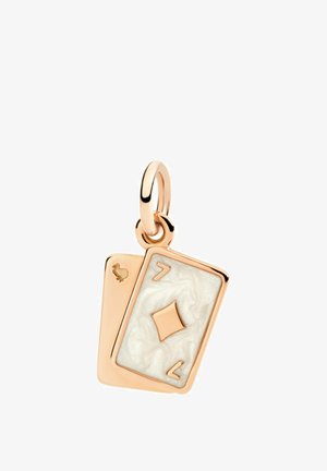 Roségold-Anhänger, der zwei sich überlappende Spielkarten darstellt; die Vorderkarte ist die Sieben der Karo mit perlenartigem Finish.