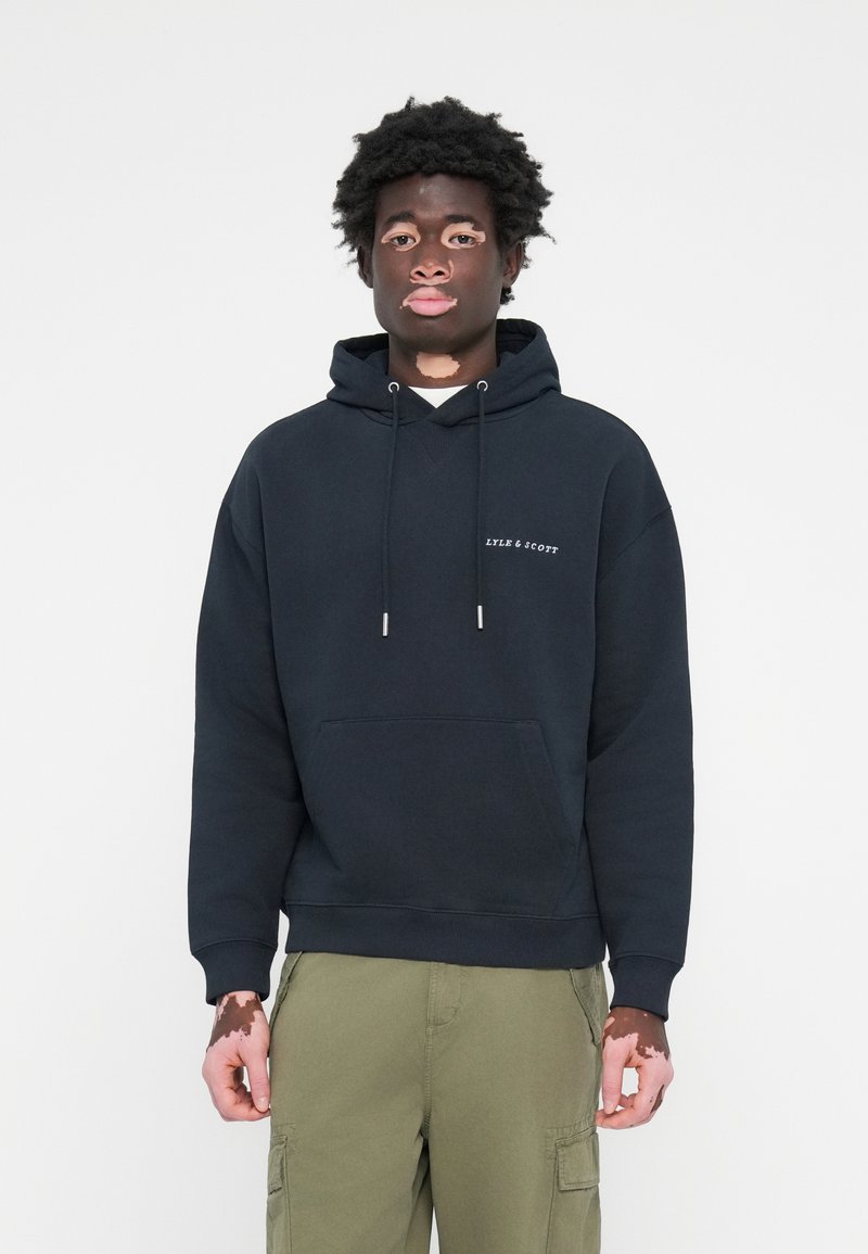 Marineblå hettegenser med frontlomme, justerbare snorene og "LYLE & SCOTT" brodert logo. Laget av myk stoff med en avslappet passform.