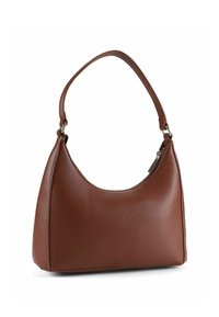 Braune Leder-Umhängetasche mit geschwungener Form, strukturierter Oberfläche und einem einzelnen Riemen, ausgestattet mit einem Reißverschluss und minimalen Nähten.