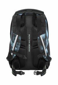 Sac à dos ergonomique noir avec des bretelles rembourrées, des détails en maille et des accents géométriques bleus. Comprend des boucles réglables et un soutien dorsal structuré.