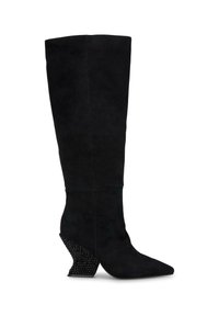 Stivali neri in suede al ginocchio con punta appuntita e un'unica suola a cuneo nera testurizzata caratterizzata da dettagli in rivetti.
