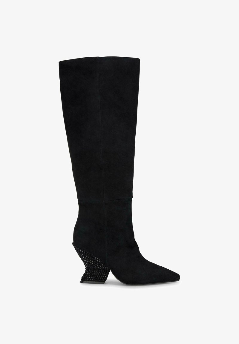 Stivali neri in suede al ginocchio con punta appuntita e un'unica suola a cuneo nera testurizzata caratterizzata da dettagli in rivetti.