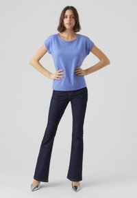 Vero Moda VMAVA PLAIN - T-shirts - jacaranda