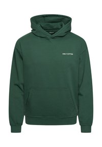 Grüne Baumwollkapuzenjacke mit einer vorderen Kängurutasche, gerippten Ärmelbündchen und einem weißen Textlabel "DAILY COTTON" auf der Brust. Glatte Textur.