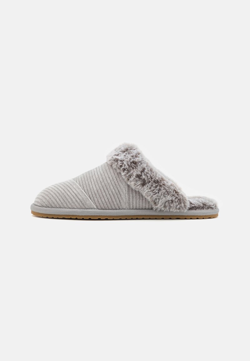 Chinelo de tecido cinza com um design ribeteado, acabamento em pelúcia sintética suave e palmilha almofadada, com sola de borracha texturizada para maior aderência.