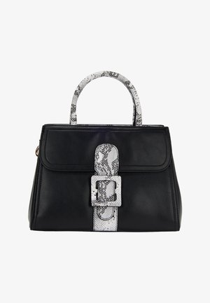 Sort læderhåndtaske med et struktureret design, der har en slange-mønstret hvid rem og spænde detalje. Glat tekstur, dobbelte håndtag.