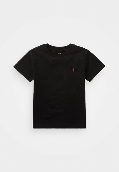 Camiseta negra de manga corta con cuello redondo, con un pequeño logo rojo bordado en el lado izquierdo del pecho y texto amarillo "POLO" dentro del cuello.