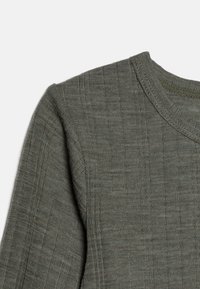 Pull en vert olive texturé avec un col rond et un motif à fines côtes. Le matériau semble doux avec de subtils détails de couture.