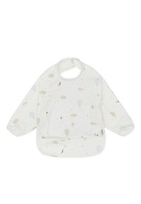 Detská podbradník s dlhým rukávom z krémovej látky, zdobený hravými vzormi oblakov, teplovzdušných balónov a šarkanov v svetlých pastelových farbách.