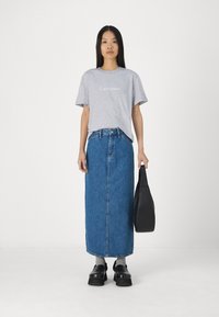 Calvin Klein HERO LOGO REGULAR - Triko s potiskem - light grey