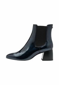 Botte de cheville en cuir verni noir avec un bout pointu, des pans élastiques sur les côtés et un talon noir épais. Texture lisse et design épuré.