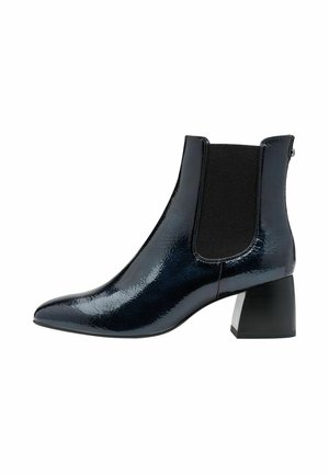 Schwarze Lackleder-Stiefelette mit spitzem Zehenbereich, elastischen Seitenpaneelen und einem klobigen, schwarzen Absatz. Glatte Textur und elegantes Design.