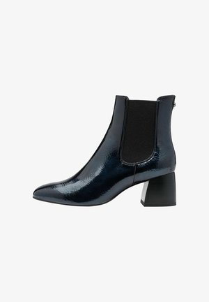 Schwarze Lackleder-Stiefelette mit spitzem Zehenbereich, elastischen Seitenpaneelen und einem klobigen, schwarzen Absatz. Glatte Textur und elegantes Design.