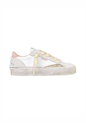 Sneaker bassa bianca e beige con accenti rosa, lacci con motivo giallo, dettaglio glitterato vicino alla suola e suola leggermente consumata e testurizzata.